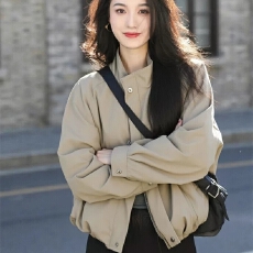 批发新款卡其色棒球服外套女装简约爆款独特超好看小个子休闲夹克上衣