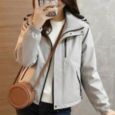 批发今年流行爆款巨好看的小个子短款休闲冲锋衣连帽外套2026初<b class='q'>春</b>新女