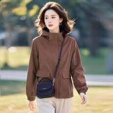 批发<b class='q'>春</b>秋季今年流行爆款外套新款香风百搭洋气连帽小个子冲锋衣