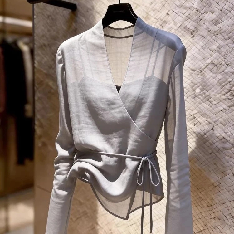 고유 한 아름다운 슈퍼 잘 생긴 2026 년 여름 새로운 품격 프랑스식 디자인 센스 작은 대중 거짓 명령 조각 셔츠 맨위