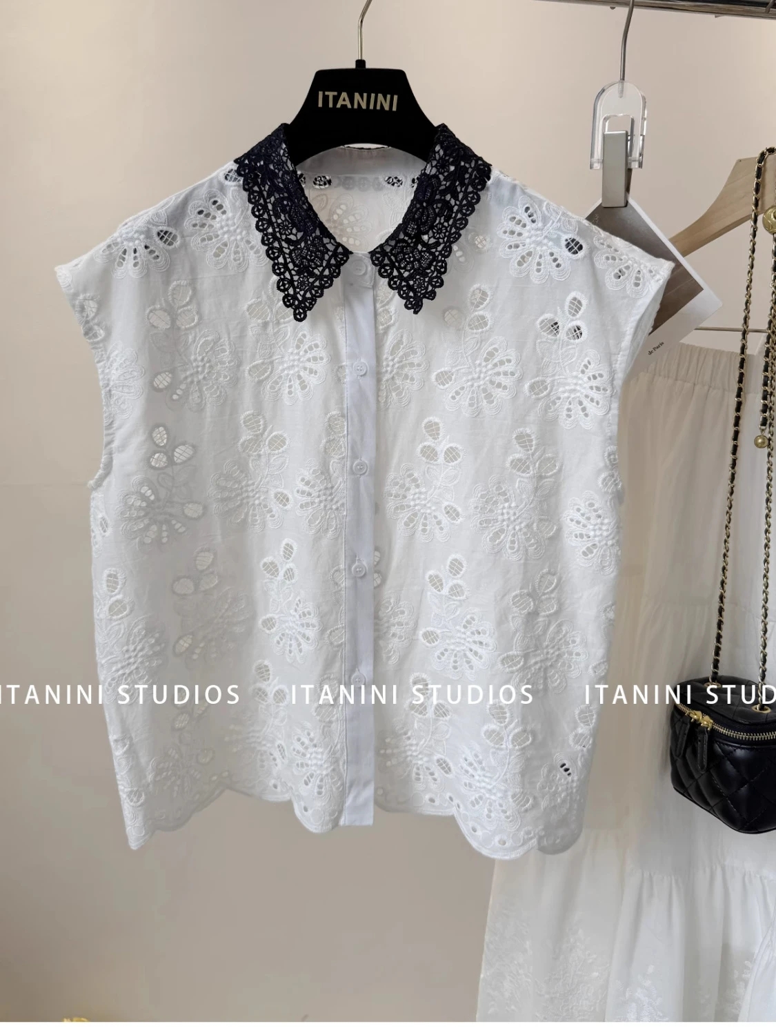 2026 여름 새로운 여성 의류 레이스 폴로 칼라 꽃 자수 연령 감소 다용도 민소매 셔츠