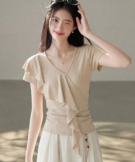V넥 한국 스타일 단색 여름 2026 년 새로운 패션 여성 작은 대중 프릴 디자인 센스 반팔 티셔츠 맨위