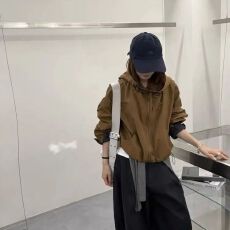 批发韩版连帽冲锋衣外套2026新款宽松休闲百搭小个子防风夹克上衣