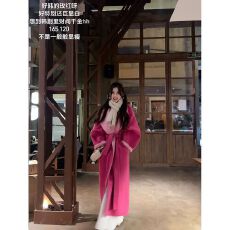 批发甜酷千金风玫红粉撞色大衣秋冬氛围感长款大衣收腰系带设计减龄风