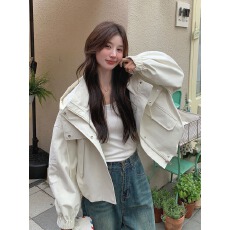 批发米白色工装连帽冲锋衣女款短<b class='q'>外套</b>秋季2026<b class='q'>新款</b>小个子休闲夹克上衣