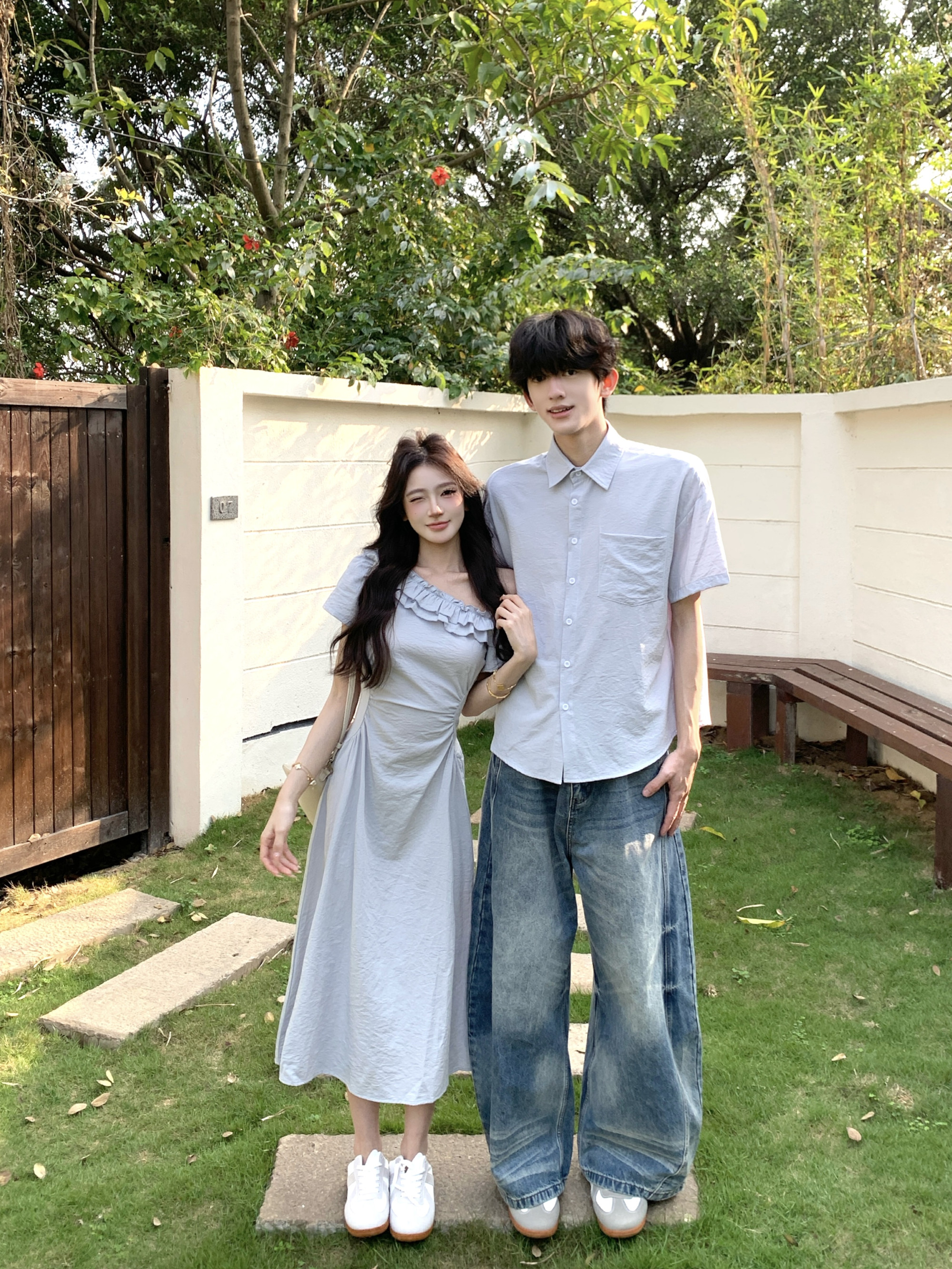 실사 커플룩 여름 새로운 인터넷 유명인 오프숄더 드레스 남자 반팔 셔츠 하늘색 학생 휴가 트렌디