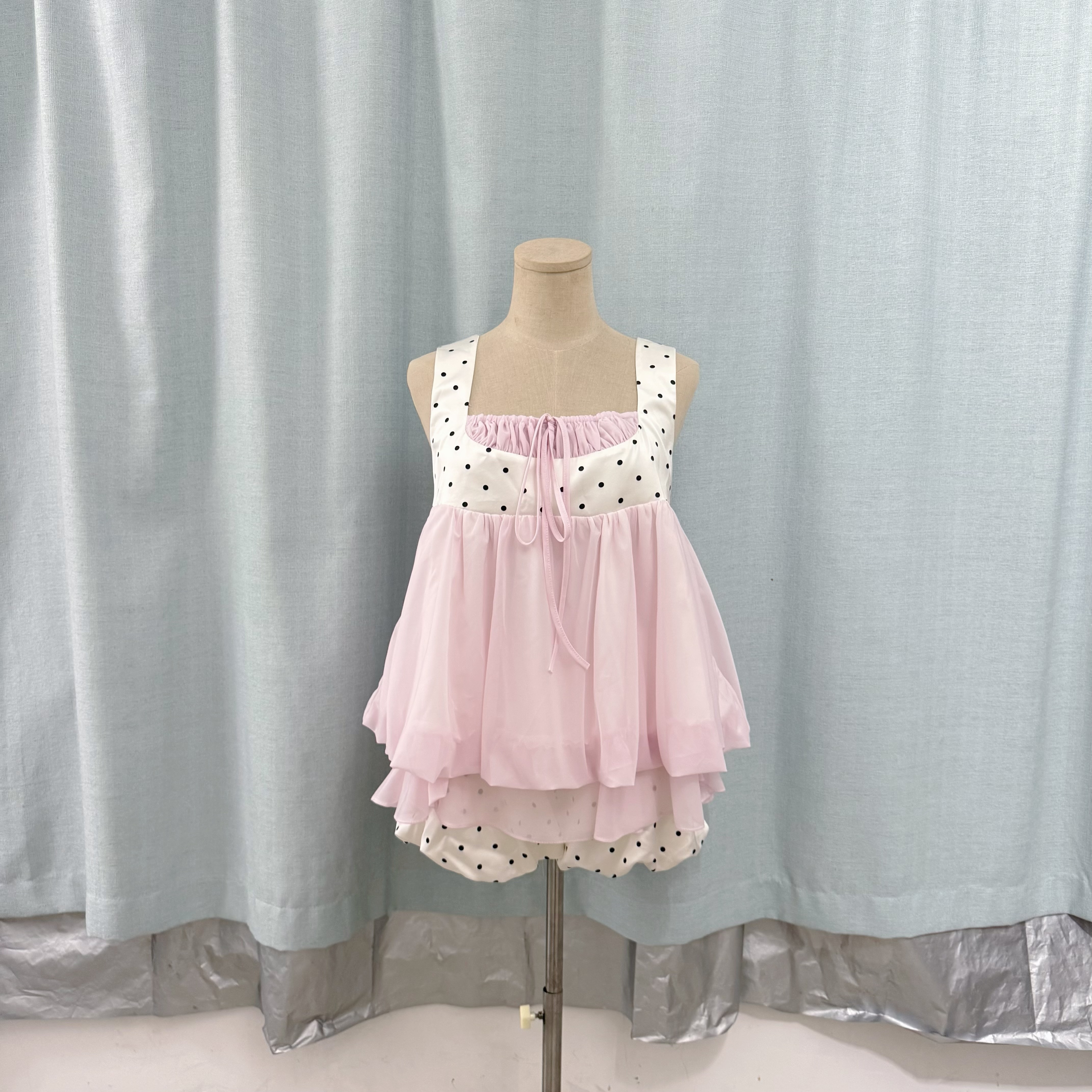 romance nanci 귀여운 doll 센스 꽃밭 조끼 한 마디 민소매 맨위 도트 무늬 치마바지 세트