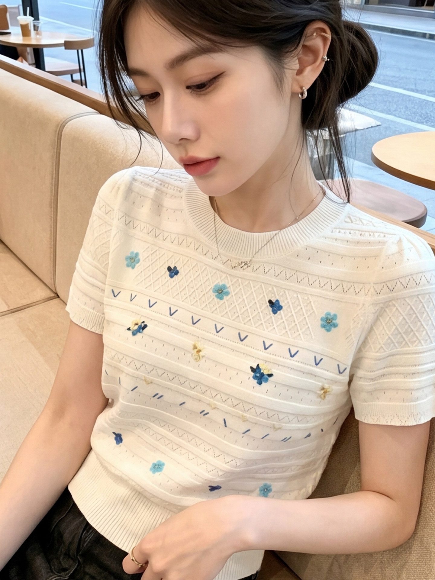 작은 청신 색상 자수 라운드 넥 반팔 니트 스웨터 티셔츠 여성 여름 슈퍼 잘 생긴 루즈핏 슬림해 보이는 다용도 맨위