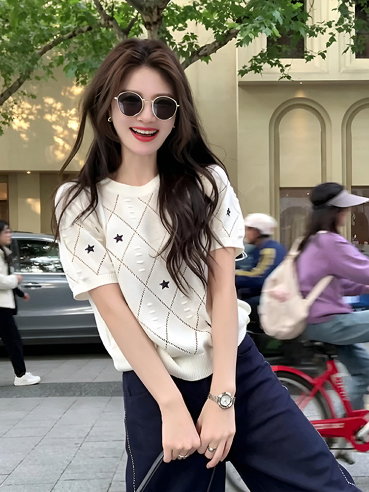 화이트 홀로우 아웃 자수 얼음 실크 반팔 니트 스웨터 여성 2026 새로운 여름 루즈핏 슬림해 보이는 외국 가스 연령 감소 맨위