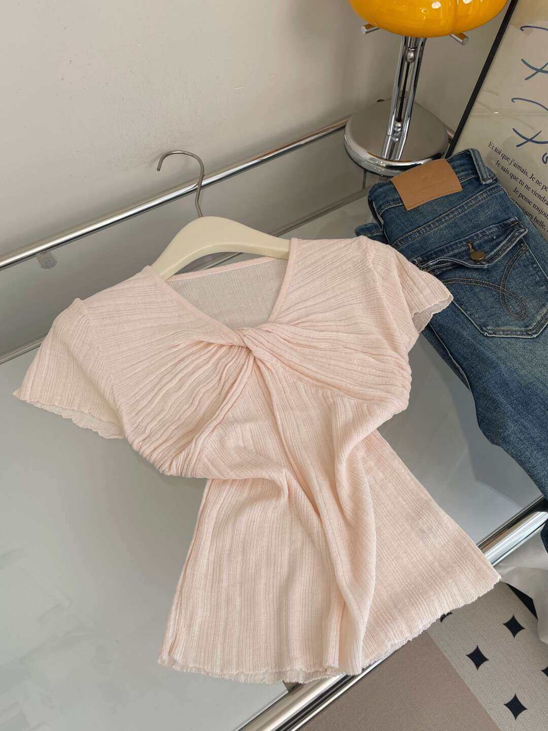 한 부서 부드러운 바람 패션 V넥 비틀림 반팔 니트 스웨터 여성 여름 디자인 센스 몸매 가꾸기 슬림해 보이는 품격 맨위 여성