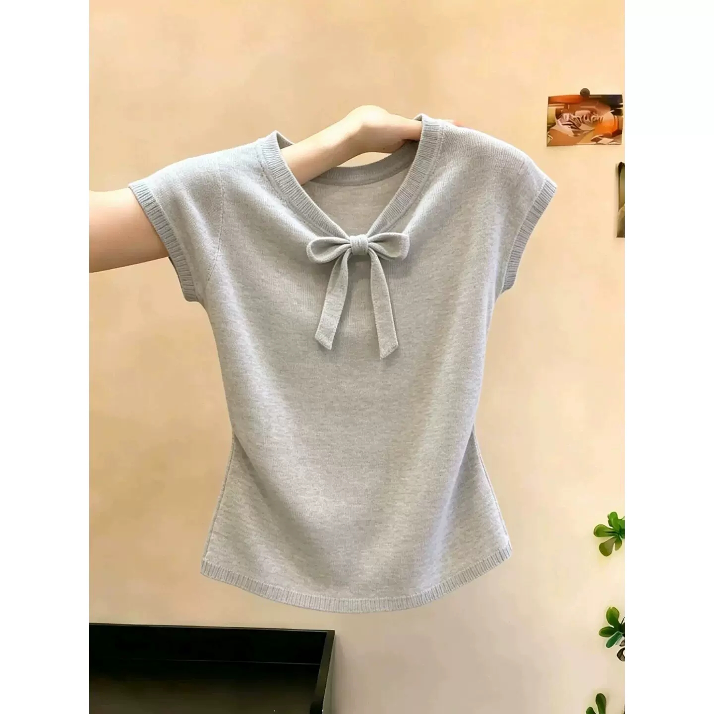 프랑스식 부드러운 바람 나비 넥타이 반팔 니트 스웨터 여성 여름 새로운 미니멀리즘 V넥 몸매 가꾸기 슬림해 보이는 맨위