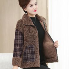 批发加绒加厚中年<b class='q'>妈妈</b>羊羔毛<b class='q'>外套</b>女短款中老年宽松冬装皮毛一体<b class='q'>外套</b>
