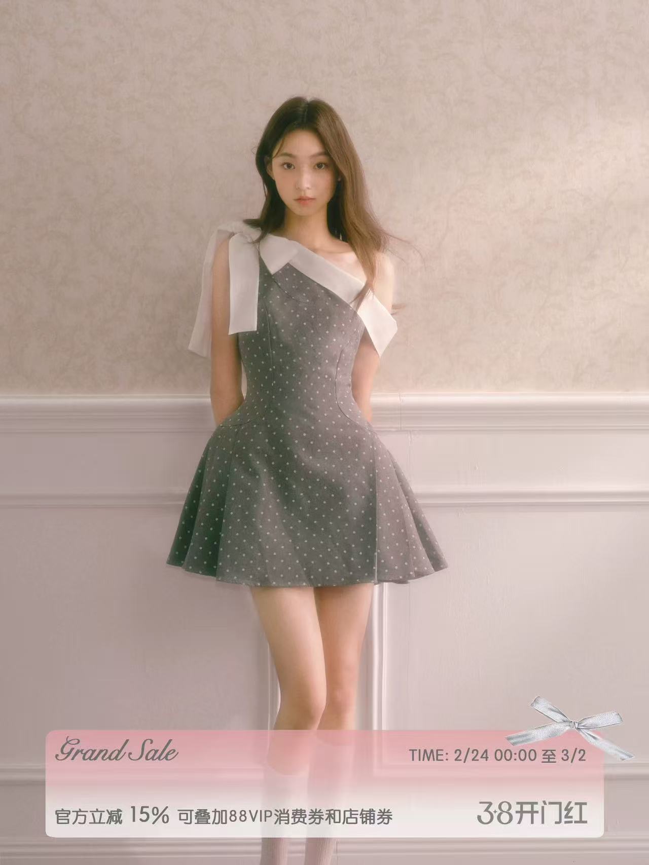 연기가 나는 회색 도트 무늬 비스듬한 어깨 작은 대중 여성 드레스 봄 여름 나비 매듭 천 골드 허리 수축 퍼프 짧은 치마