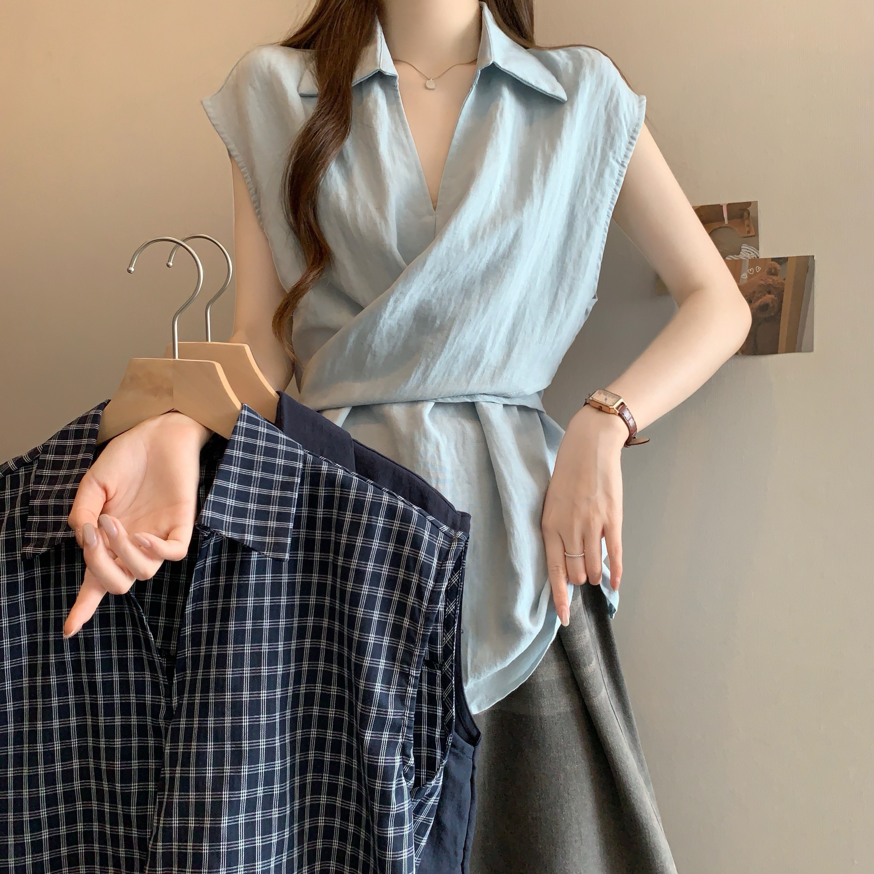 실사 빅 사이즈 여성 의류 한 부서 체크무늬 스트랩 반팔 셔츠 여름 고급 센스 슬림해 보이는 다용도 맨위