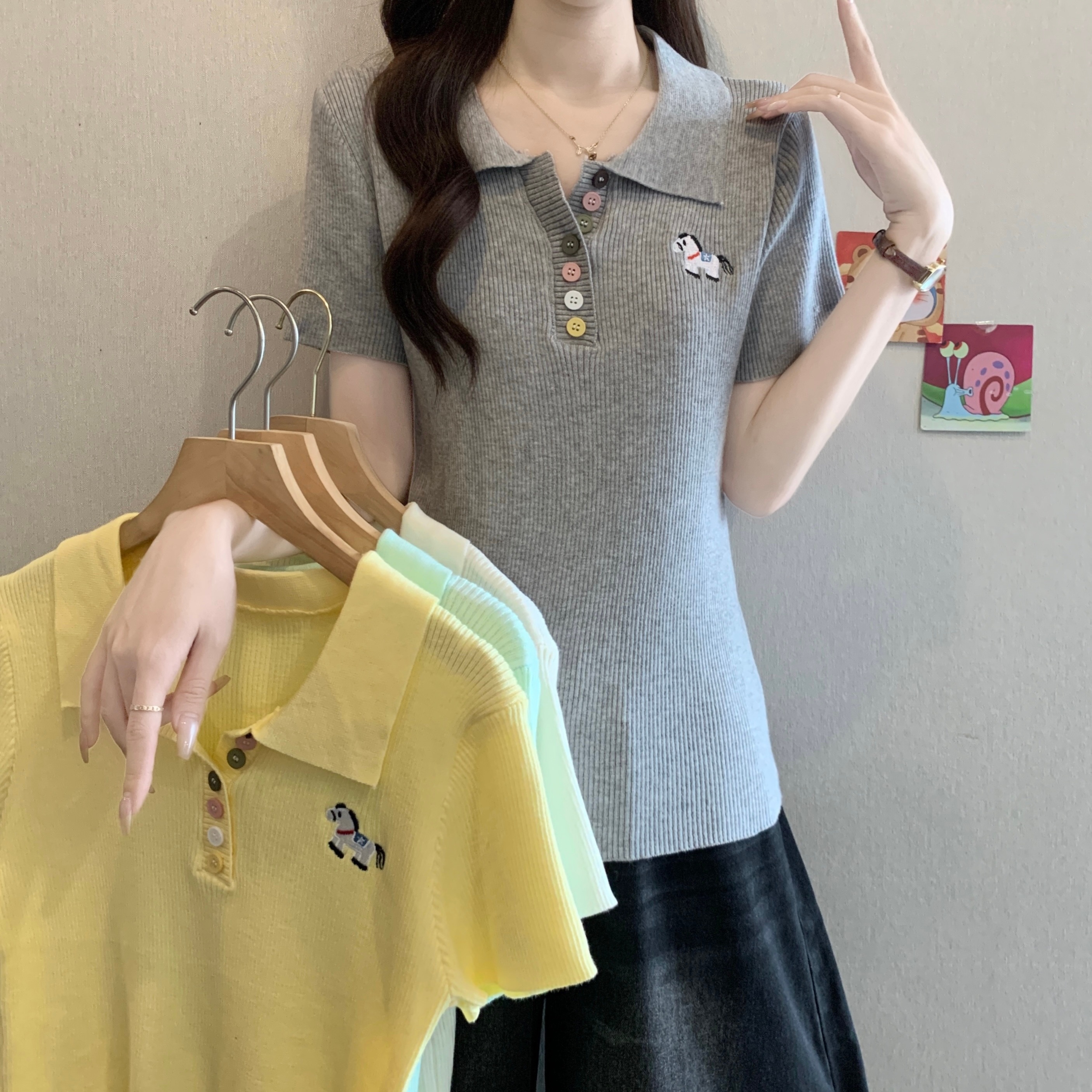 빅 사이즈 여성 의류 POLO 칼라 얼음 실크 니트 맨위 여성 여름 연령 감소 외국 가스 패션 맨위 자수 반팔 여성
