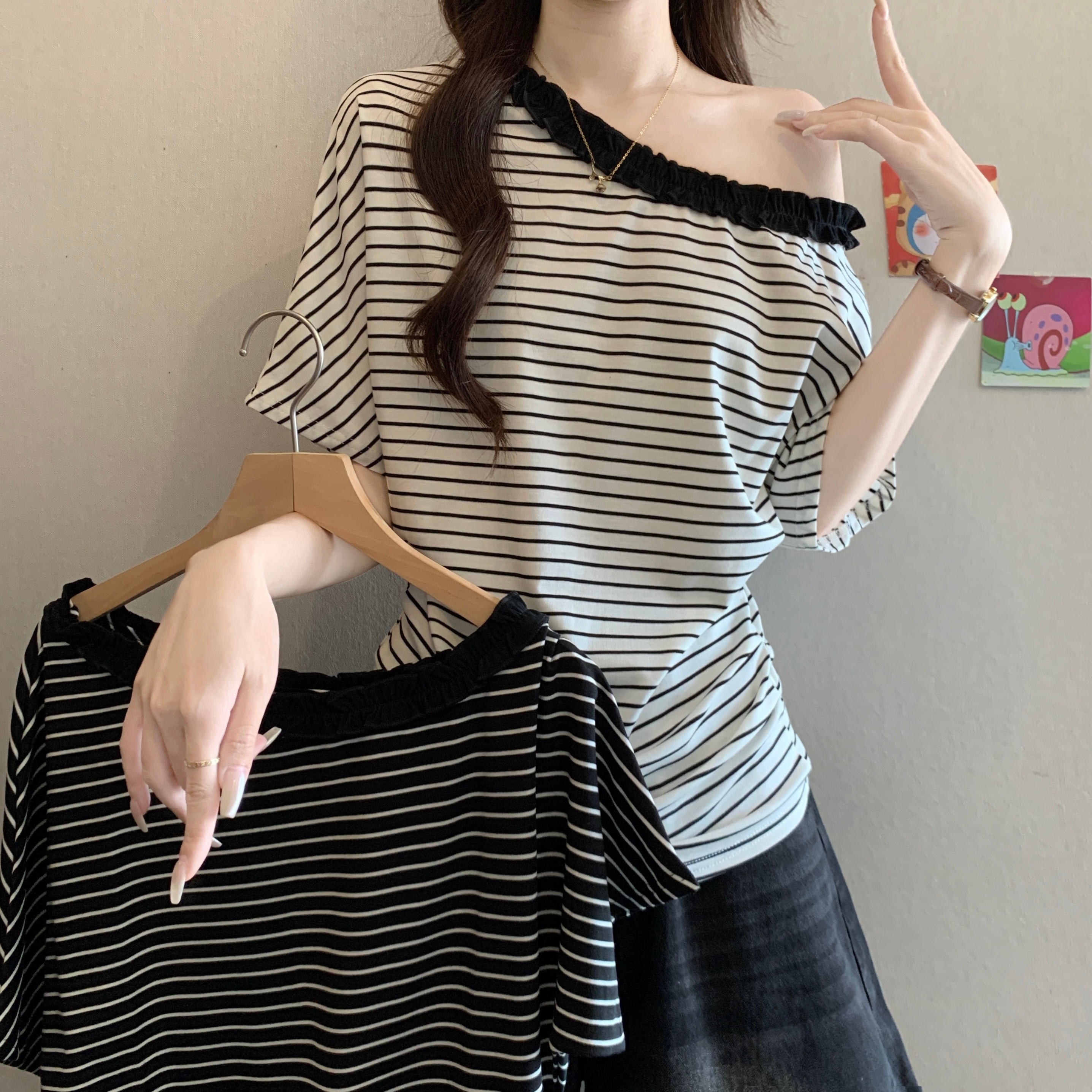 프릴 싱글 오프숄더 스트라이프 긍정적 인 어깨 반팔 티셔츠 여성 2026 여름 새로운 빅 사이즈 지방 mm 느긋한 바람 맨위