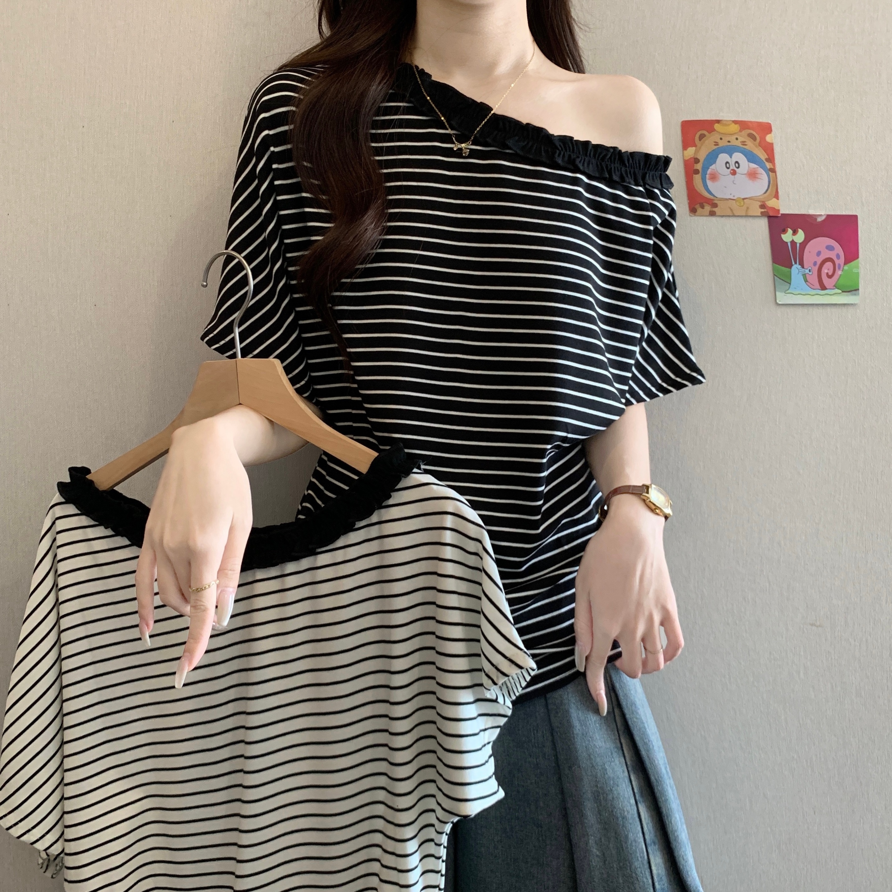 프릴 싱글 오프숄더 스트라이프 긍정적 인 어깨 반팔 티셔츠 여성 2026 여름 새로운 빅 사이즈 지방 mm 느긋한 바람 맨위