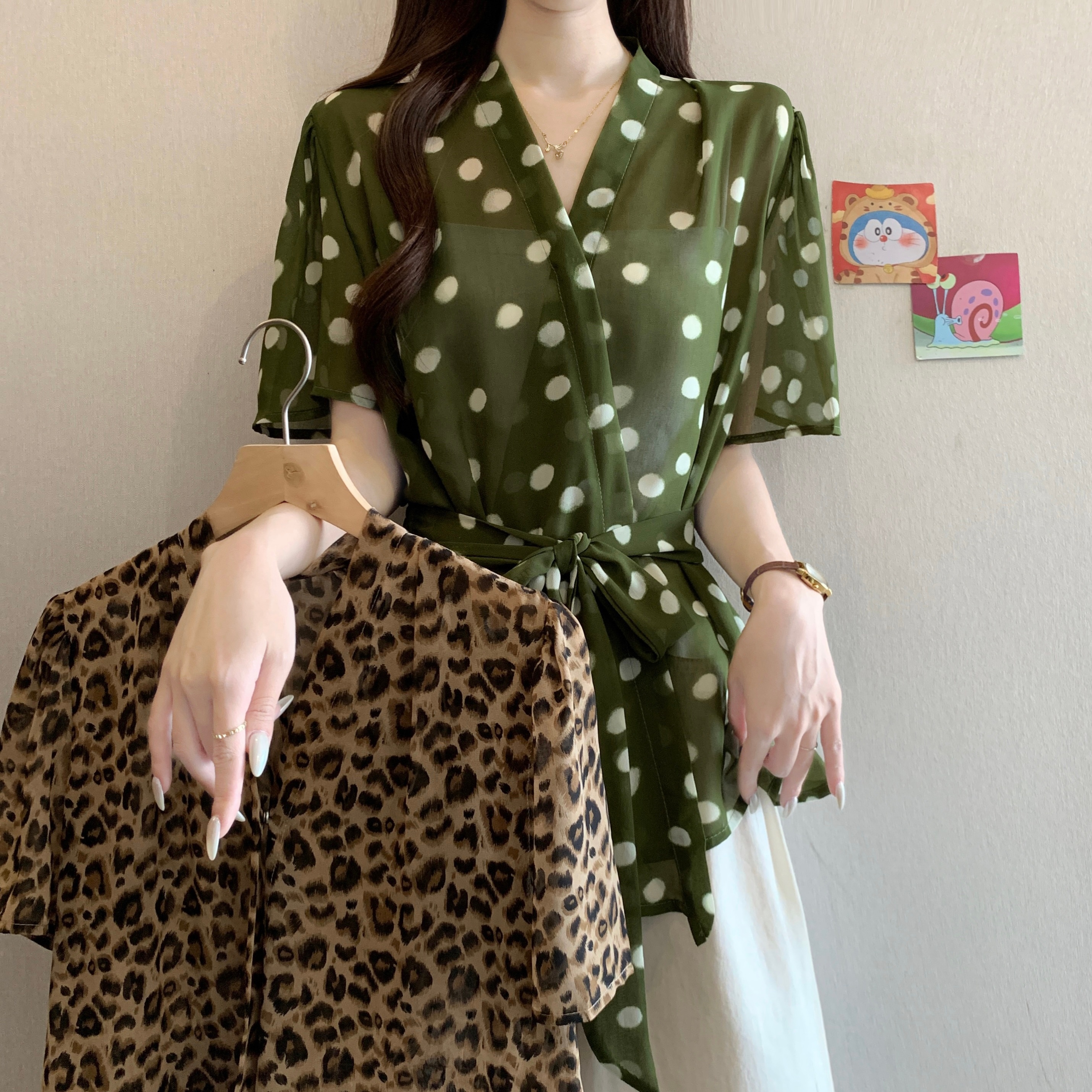 빅 사이즈 여성 의류 레오파드 무늬 프린트 V넥 여성 셔츠 여름 지방 mm 디자인 센스 허리 수축 레이스업 슬림해 보이는 맨위 트렌디