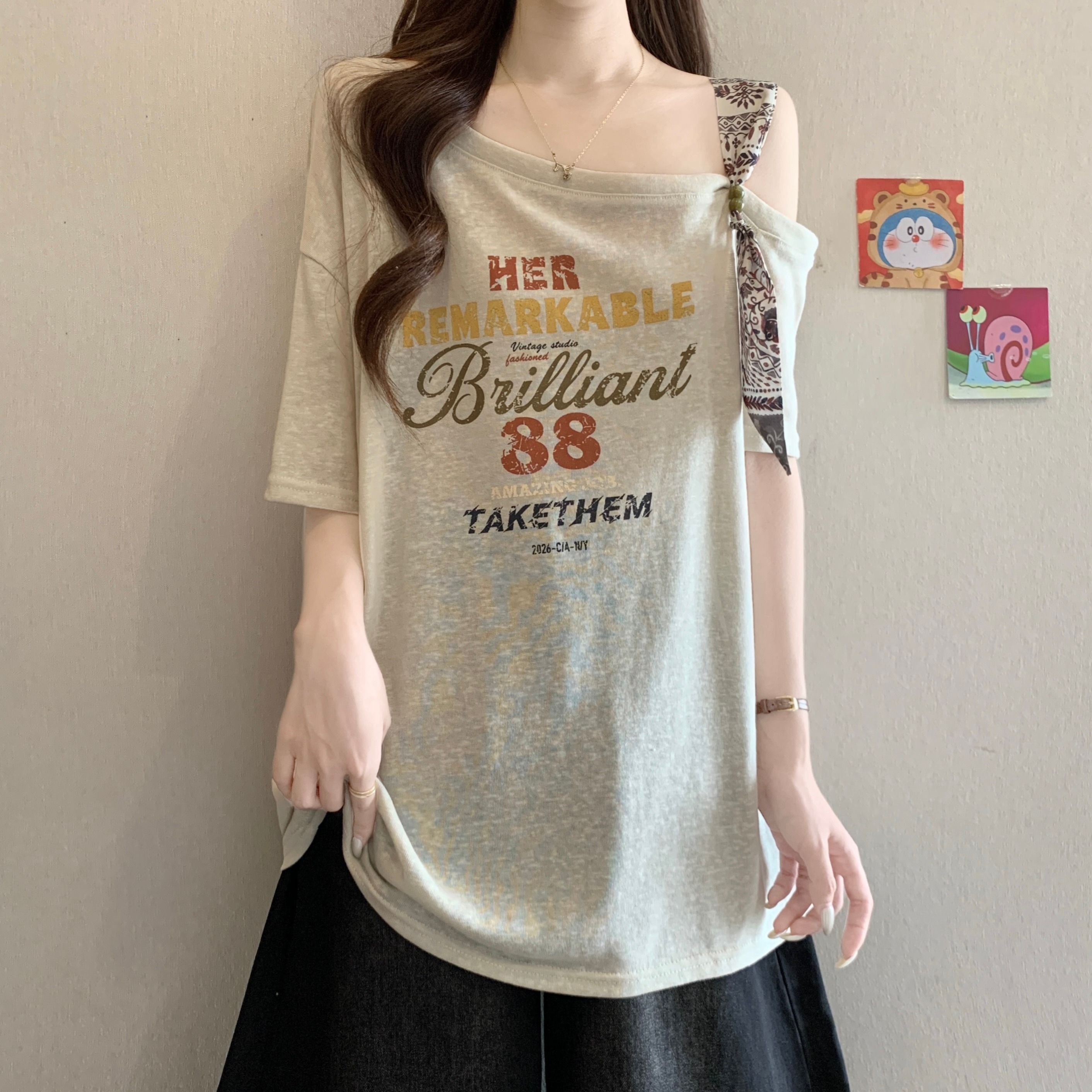 빅 사이즈 여성 의류 비스듬한 어깨 칼라 레이스업 알파벳 프린트 반팔 티셔츠 여성 여름 새로운 통통한 여동생 루즈핏 다용도 맨위