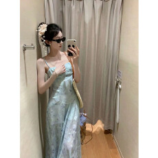 批发法式蓝色碎花吊带<b class='q'>连衣裙</b>春季收腰a字超好看清新感<b class='q'>可爱</b>春夏<b class='q'>连衣裙</b>