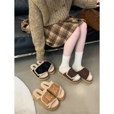 批发厚底外穿一字真皮毛毛拖松糕拖鞋2025秋冬新款毛绒棉拖毛毛拖鞋女