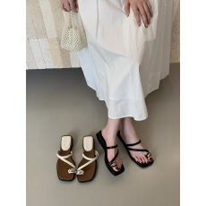 批发韩式黑色套趾凉拖鞋女外穿2026年<b class='q'>夏</b>季新款配裙子仙女风沙滩平底鞋