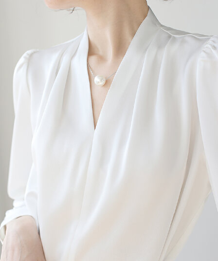 2026 봄 가을 고급 센스 미니멀리즘 여성 셔츠 가을 품격 V넥 빛 요리 한 바람 출퇴근 새틴 맨위