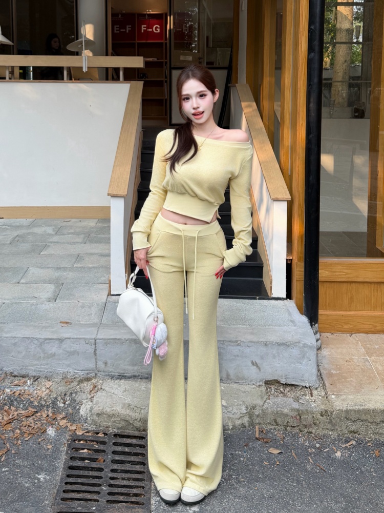 韩系纯欲辣妹两件套，性感可斜肩露肩设计休闲显瘦套装 服裝批發女裝批發服飾貨源