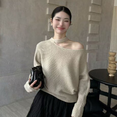 批发松弛风挂脖斜领露肩毛衣女2025新款冬季<b class='q'>韩版</b>宽松套头时髦穿搭上衣
