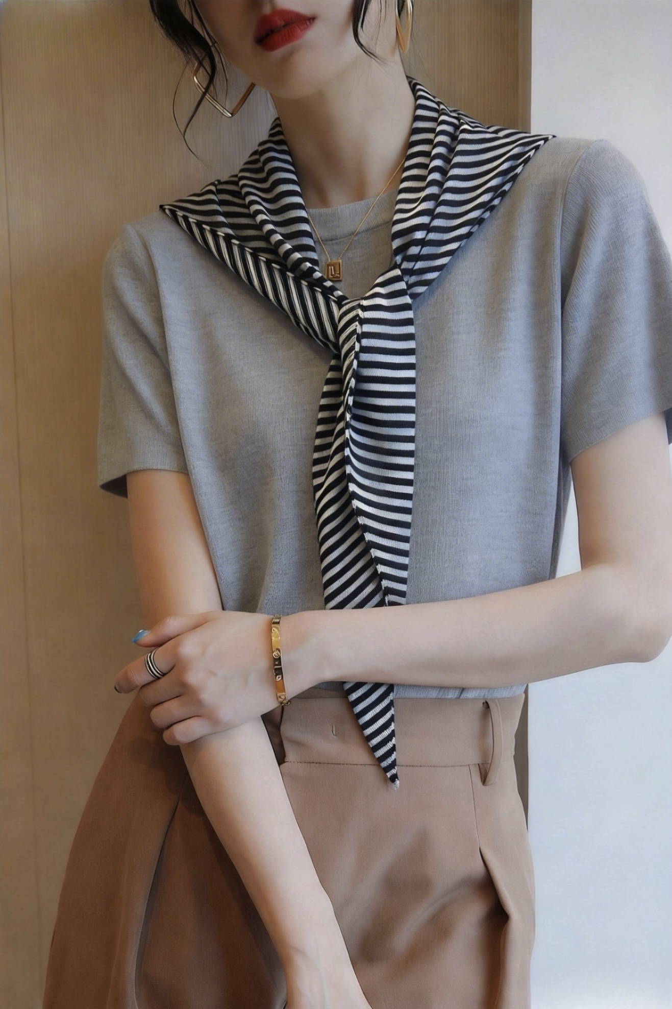 실사 lemonchen 봄 여름 독점적 인 실광택 양모 뽕나무 누에 실크 니트 스트라이프 삼각형 스카프 라운드 넥 짧은