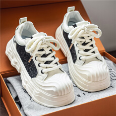 批发男鞋春<b class='q'>夏</b>季2026新款透气休闲板鞋时尚轻便青少年百搭厚底运动鞋男