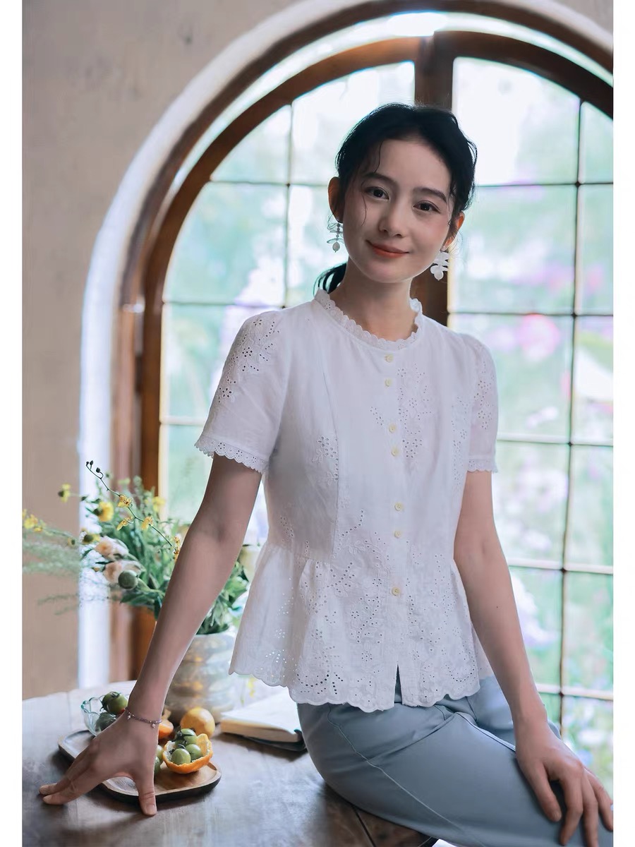2029 화이트 순면 자수 여성 셔츠 몸매 가꾸기 디자인 센스 여름 2026 새로운 여성 의류 품격 맨위