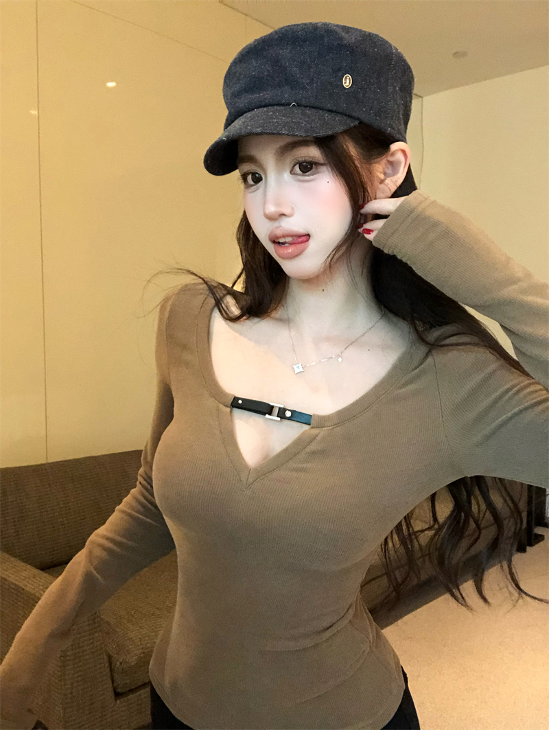 BY32497# 皮盼装饰领口设计感针织衫女性感收腰显瘦内搭上衣 服裝批發女裝批發服飾貨源