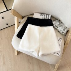 小香风白色加厚毛绒短裤女秋冬外穿2025新款高腰a字超短辣妹靴裤