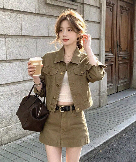 아메리칸 레트로 카키 색 워크웨어 바람 데님 재킷 미니 스커트 세트 여성 2026 이른 가을 연령 감소 착용 가져 가라. 전체 집합