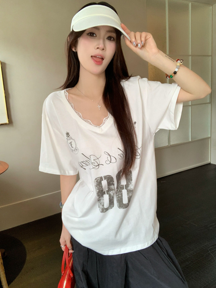 빅 사이즈 화이트 레이스 반팔 티셔츠 여성 2026 여름 새로운 달콤한 매운맛 디자인 센스 긍정적 인 어깨 V넥 프린트 맨위