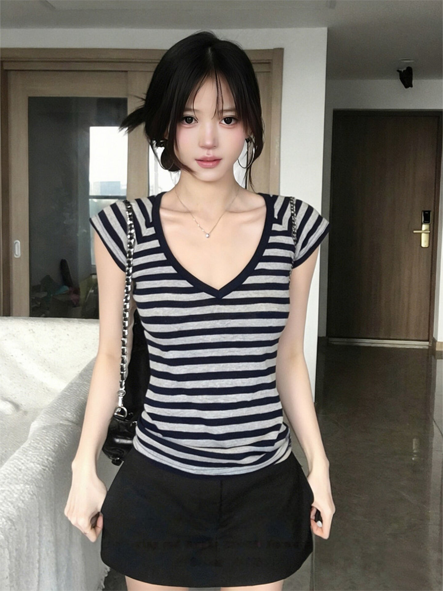 빅 사이즈 핫걸 바람 V넥 스트라이프 반팔 티셔츠 여성 여름 레트로 디자인 센스 작은 대중 몸매 가꾸기 슬림해 보이는 긍정적 인 어깨 의류