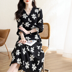 批发实拍法式气质御姐轻熟小众不撞款黑色碎花V领显瘦长袖连衣裙
