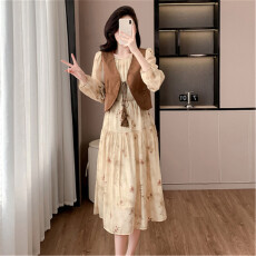 批发实拍法式复古碎花<b class='q'>连衣裙</b>女2026新款早秋穿搭高级感马甲裙子套装