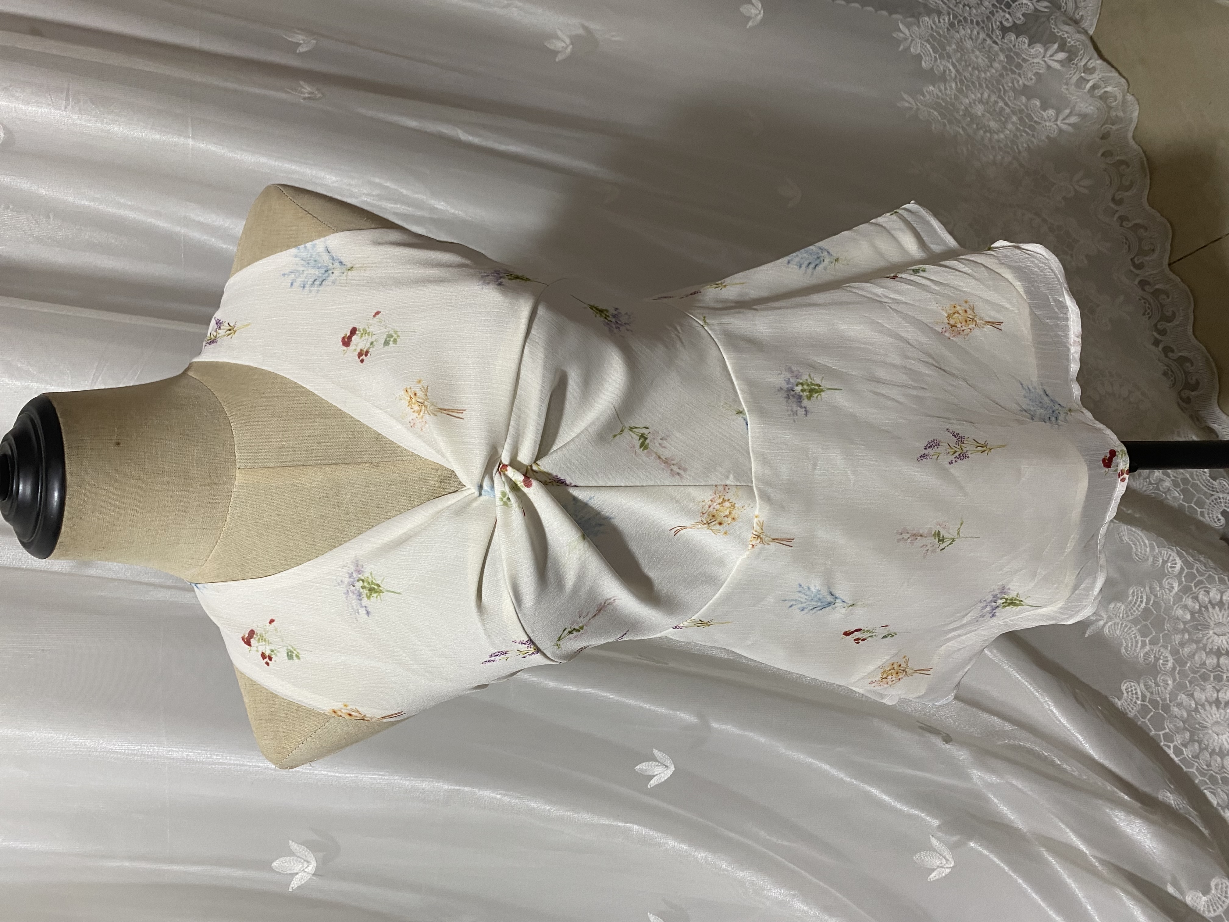 vegetable orbs 한여름 머리말 언어 라이 경기 서울 V넥 매듭 민소매 맨위 프린트 허리 수축 행침 목 작은 셔츠