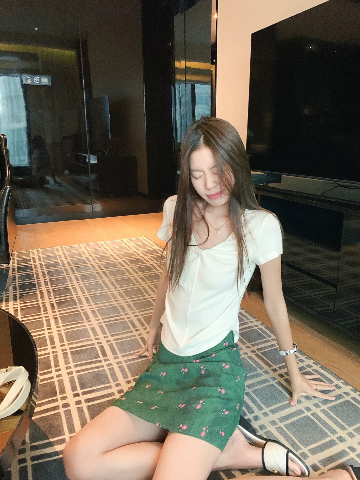 한 번 작은 짭짤한 한 부서 베이지 색 비틀림 V넥 긍정적 인 어깨 반팔 티셔츠 여성 여름 새로운 몸매 가꾸기 슬림해 보이는 맨위