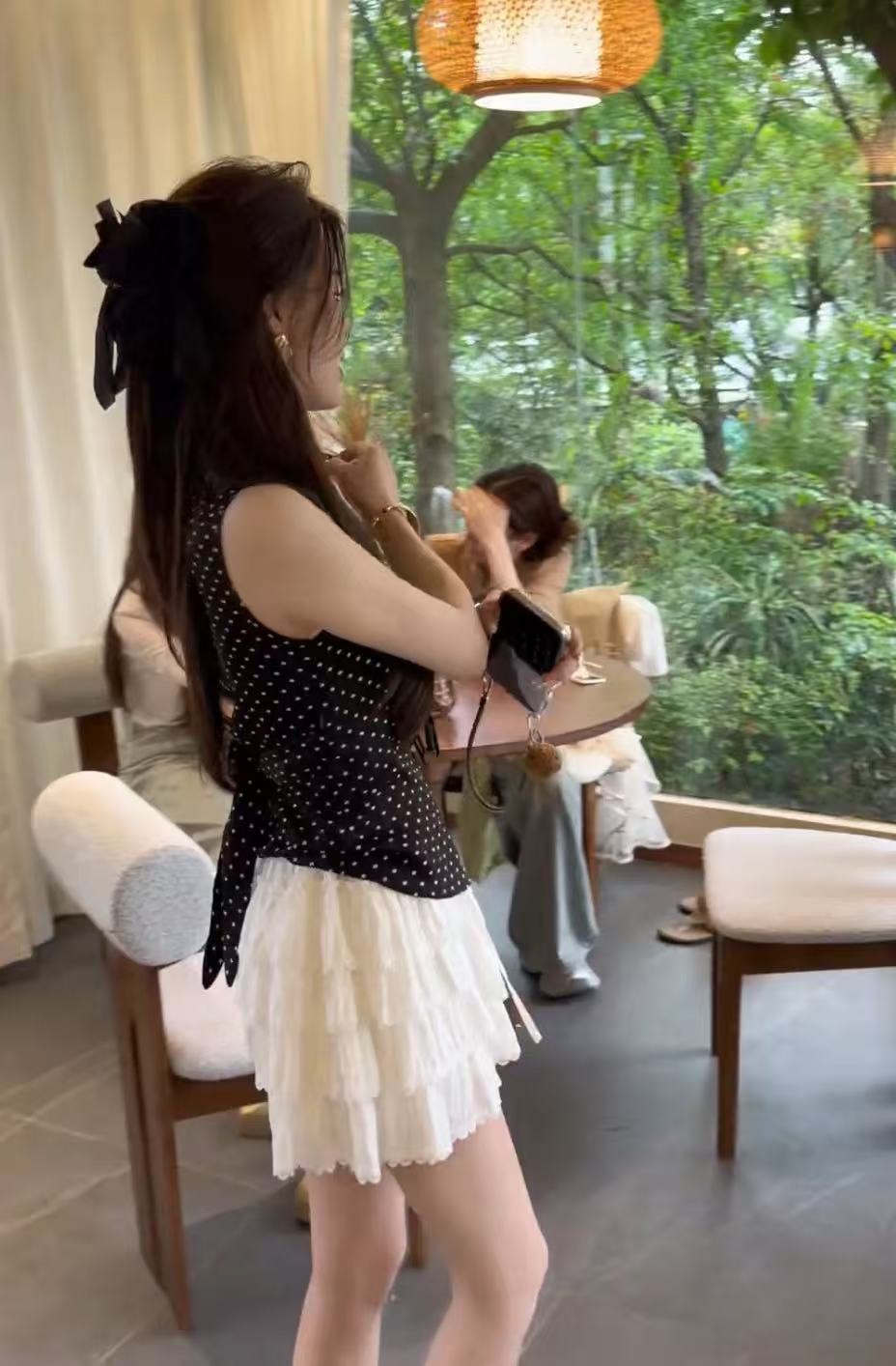 샤오 크릭 의류 여름 새로운 빛 요리 한 우아함 폭풍 고대 검정색 도트 무늬 v 수신 캐미솔 2315