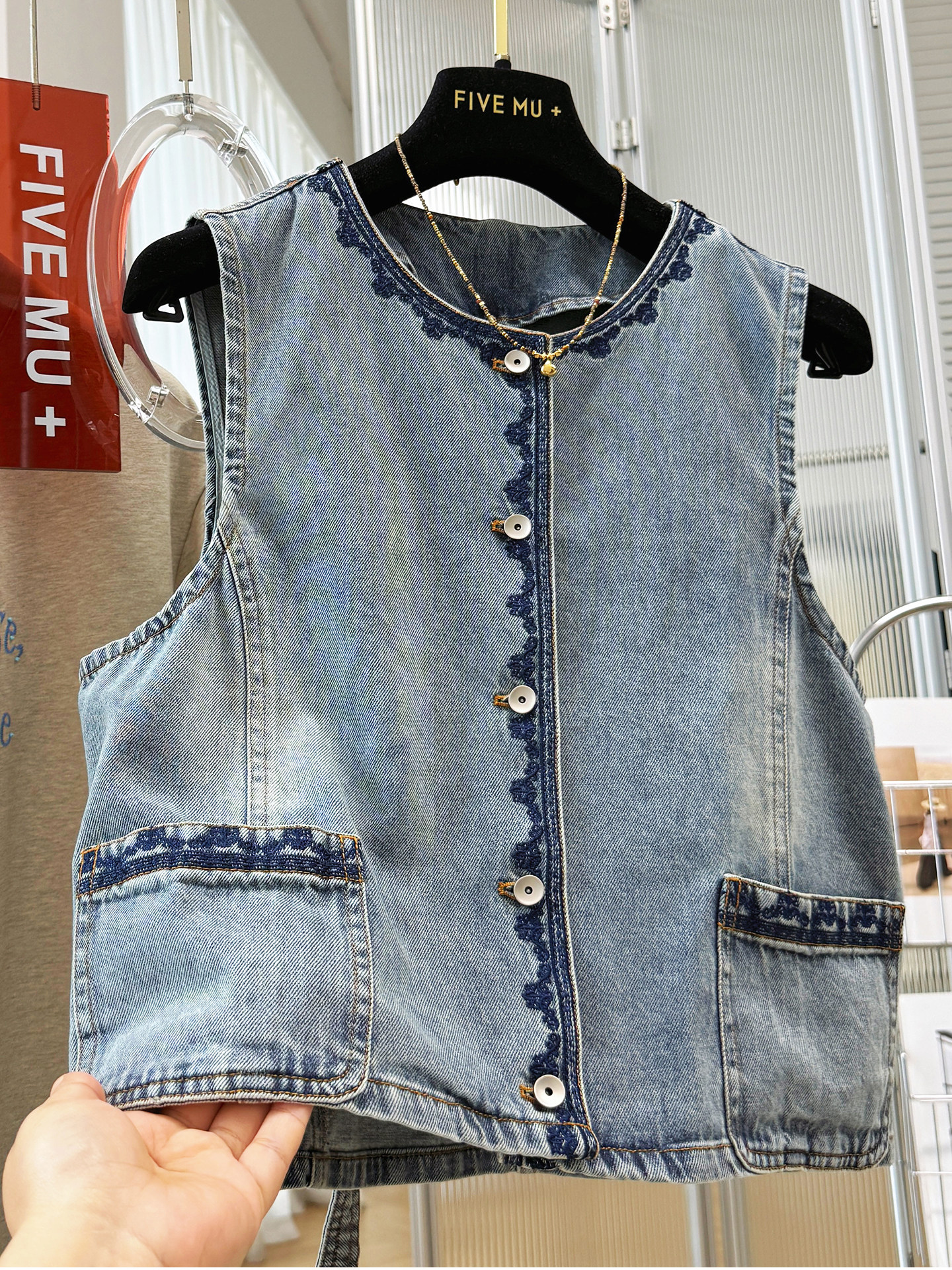 무거운 작업 자수 데님 조끼 여자 봄 드레스 새로운 자이언트 잘 생긴 라운드 넥 민소매 쇼트 스타일 어깨 조끼 스택 착용 조끼