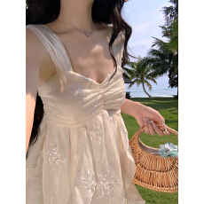 批发实拍【素盏生花】超仙海边度假白色设计感丝绒刺绣吊带连衣长裙女