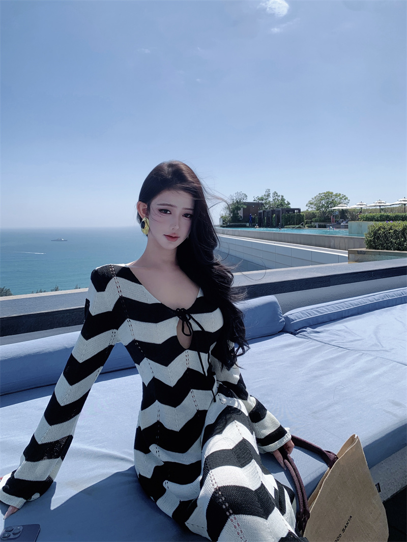 실사 프랑스식 섹시함 깊은 V 넥 슬림해 보이는 긴팔 물결무늬 스트라이프 해변가 휴가 니트 길다 드레스