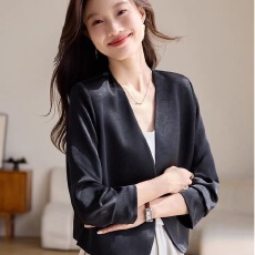 批发2025春夏新款黑色短款西装高级感缎面气质长袖薄款小众外套<b class='q'>女士</b>