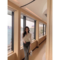 批发2026爆款春秋新款显瘦v领绝美<b class='q'>蕾丝</b>度假系列!9颗珍珠扣轻法式<b class='q'>上衣</b>