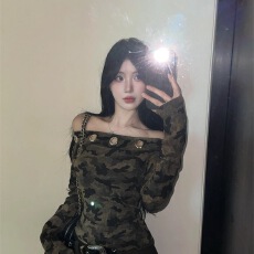 批发斜肩迷彩长袖<b class='q'>t</b><b class='q'>恤</b>女秋季美式辣妹一字肩上衣打底衫内搭巨好看绝美