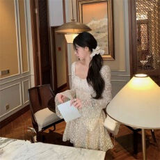 批发纯欲风定染枝叶型蕾丝拼接喇叭长袖<b class='q'>连衣裙</b>女夏季设计感收腰荷叶裙