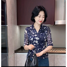 批发法式<b class='q'>时尚</b>洋气深蓝色碎花V领短袖网纱衬衫减龄高级感女装内搭上衣